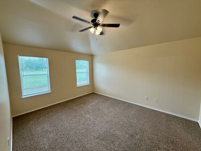 Building Photo - Beautiful 3 bedroom, 2 bathroom home in th...