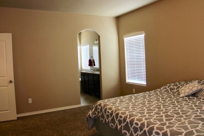 Building Photo - 6 Bed/3 Bath Rancher Close to to the North Side Hospitals
