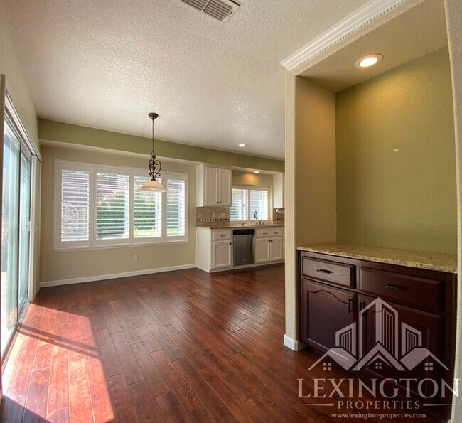 Building Photo - 6118 Cameo Dr
