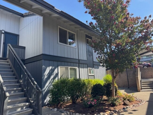 Primary Photo - Wonderful 2 bedroom/2 bath lower level con...
