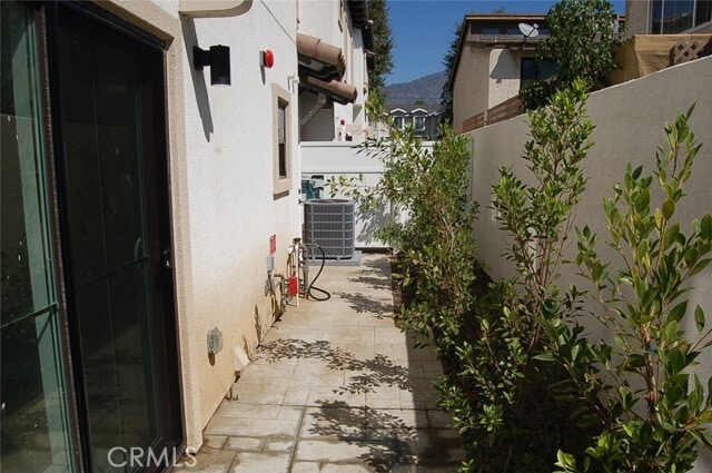 Building Photo - 425 W Duarte Rd