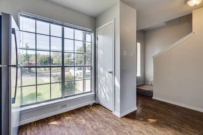 Building Photo - River Crossing Townhome - Downtown - Airpo...