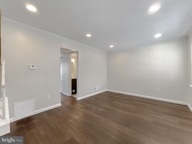 Building Photo - 11859 Oak Manor Dr
