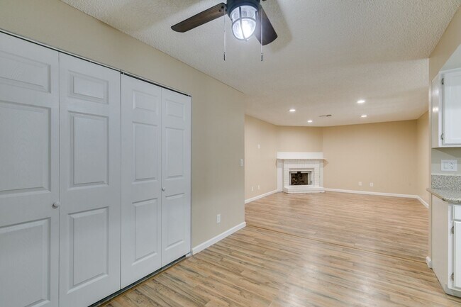 Building Photo - GORGEOUS 2 BEDROOMS CONDO*JUST COMPLETED UPGRADES*SOUTHWEST AREA*COMMUNITY AMENITIES*