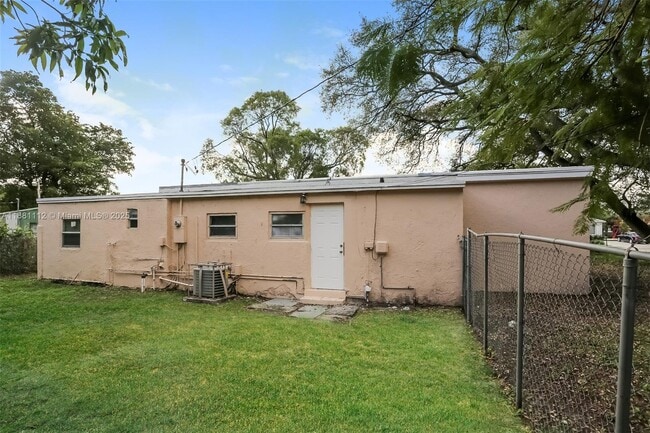 Building Photo - 1531 NW 11th Ct