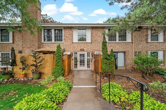 Building Photo - 4536 Cedar Lk Rd S