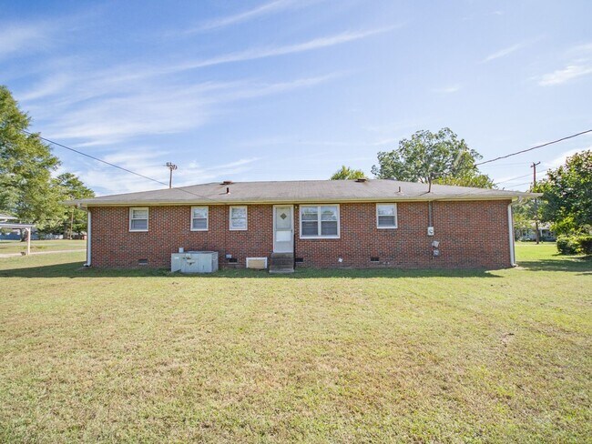 Building Photo - 707 Hine St N
