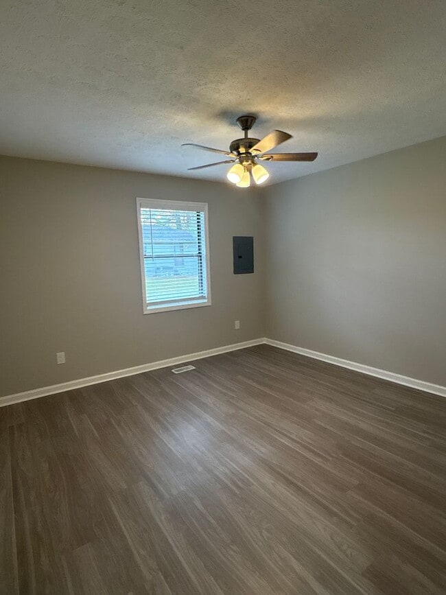 Building Photo - Freshly Renovated Duplex in Manchester!