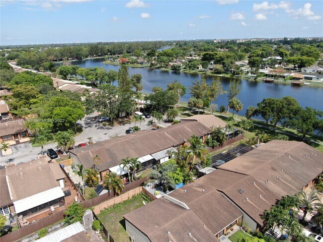 Building Photo - 2331  Dogwood Ct  . Pembroke Pines Fl 33026