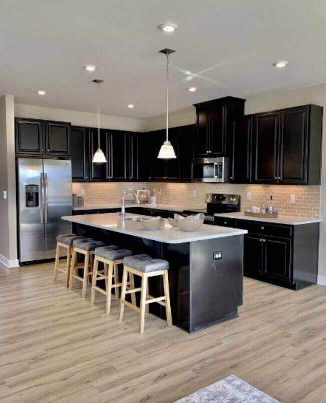 Building Photo - 3 Bedroom, 2.5 Bath End Unit Townhome on C...