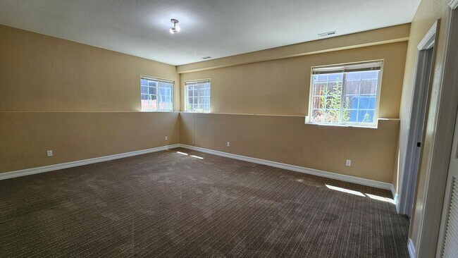 Building Photo - BEAUTIFUL COMMERCE CITY HOME
