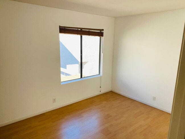 Building Photo - "Charming La Jolla Retreat: Cozy 2-Bedroom...