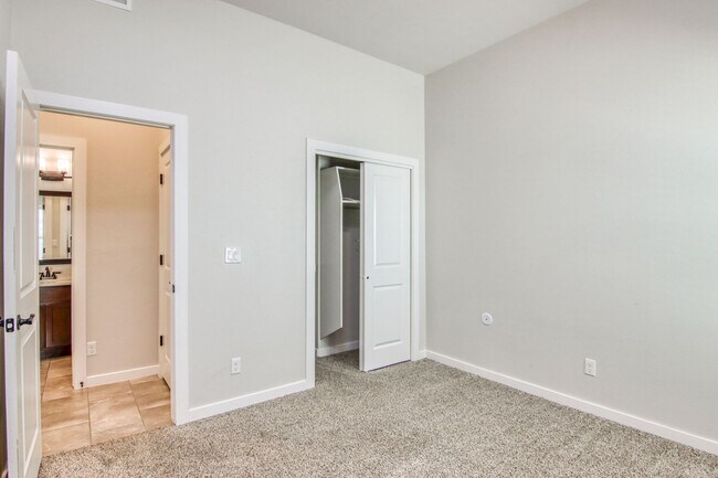 Building Photo - Beautiful East side House with 4 bed-2 baths