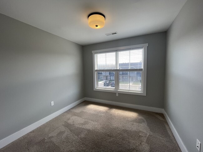 Building Photo - 140 Sunburst Villa Dr