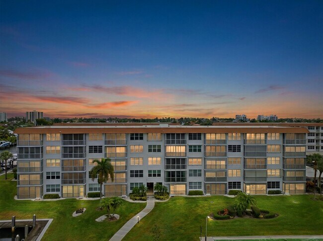 Building Photo - 911 Gardenia Dr