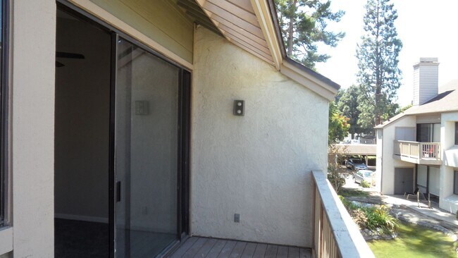 Building Photo - 10520 Lakeside Dr N