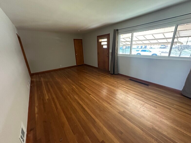 Living room - 884 Kingston Dr