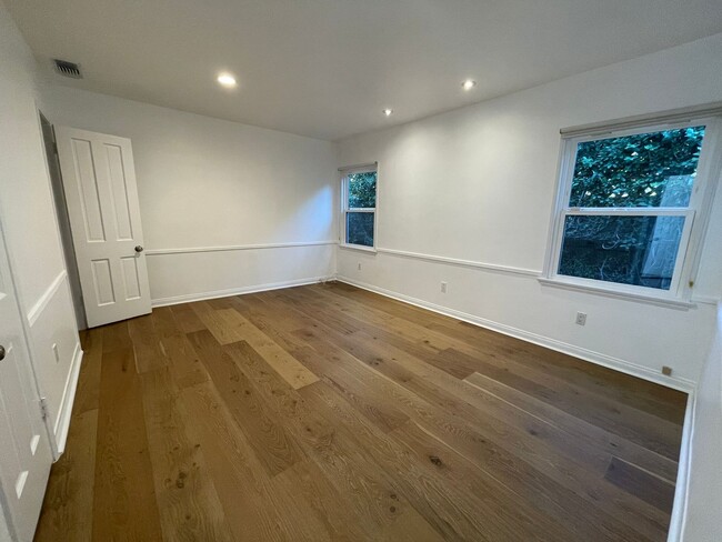 Building Photo - Spacious Three Bedroom Hollywood Golden Er...