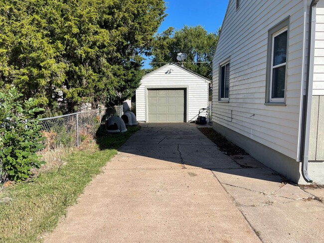 Building Photo - 2 Bedroom, 1 Bathroom House with Detached ...