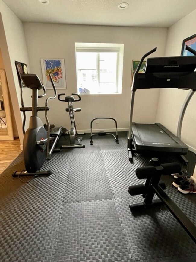 Building Photo - Gorgeous Colliers Hill Home