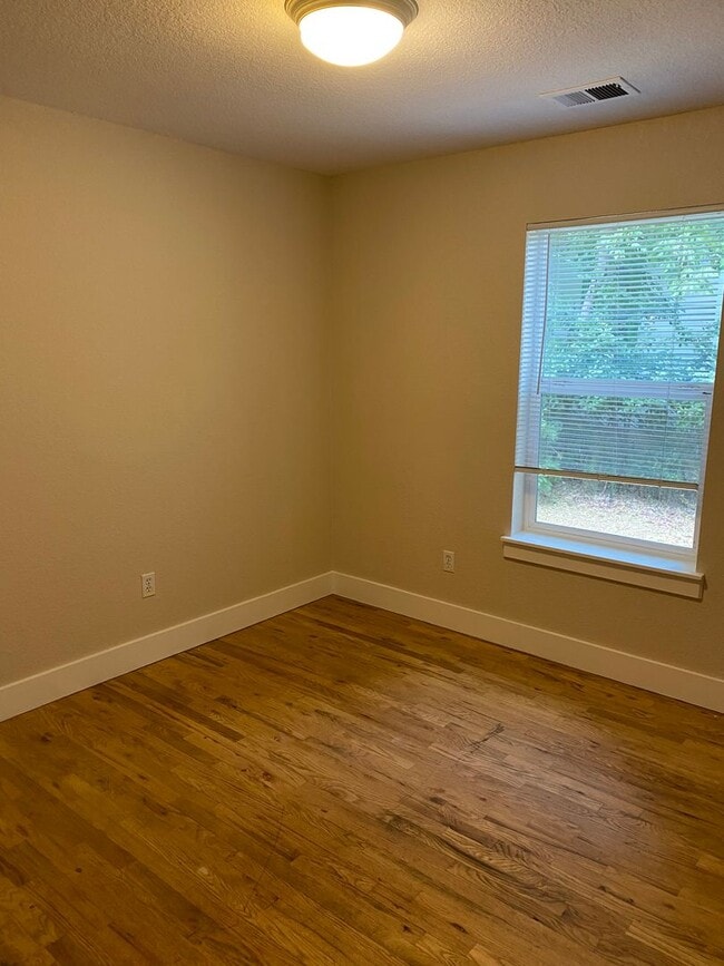 Building Photo - Available for 2026-2027 Fall Pre-Leasing! ...
