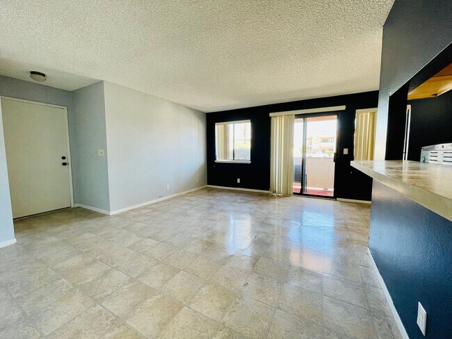 Building Photo - Remodeled 2 Bedroom Condo