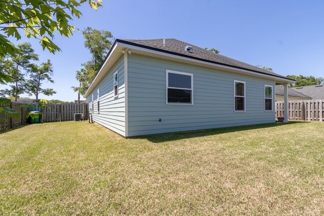 Building Photo - Spacious 3BR/2BA Home with Open Layout, Is...