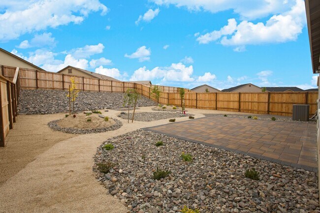 Building Photo - 4 bedroom, 2.5 bathroom home in Golden Val...