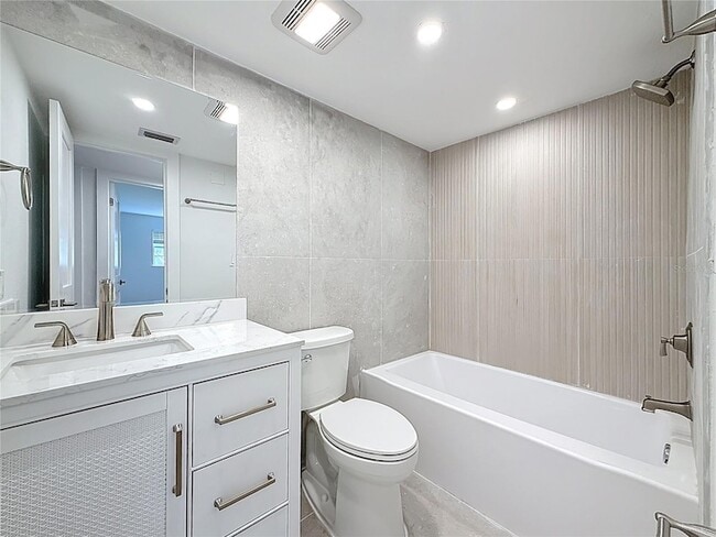 Building Photo - 200 Country Club Dr