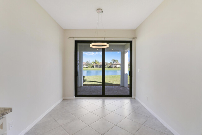 Building Photo - 633 SE Monet Dr