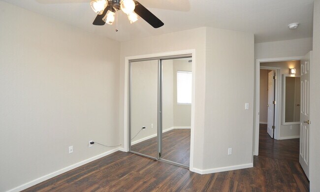 Building Photo - Large 1/4 Acre Lot w/NO CARPET