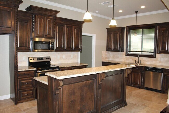 Building Photo - 1811 Spruce Pine Lane