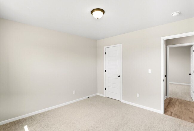 Building Photo - Like new, Move in Ready.