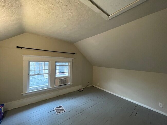 Building Photo - Wealthy St / Cherry St Duplex for Rent