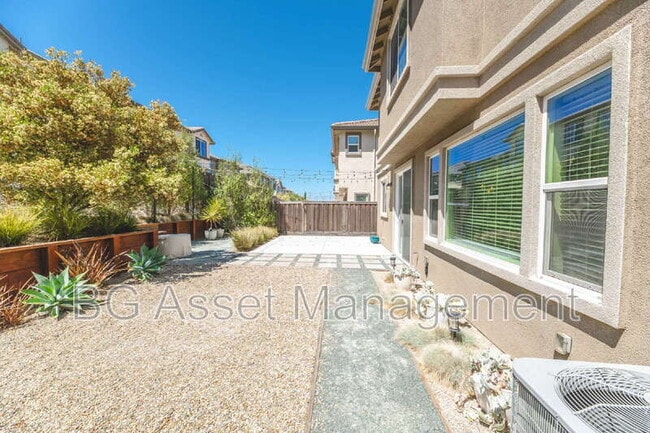 Building Photo - 3138 La Corona Dr