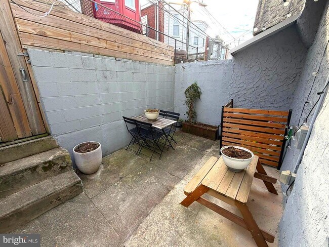 Building Photo - 1443 N Hollywood St