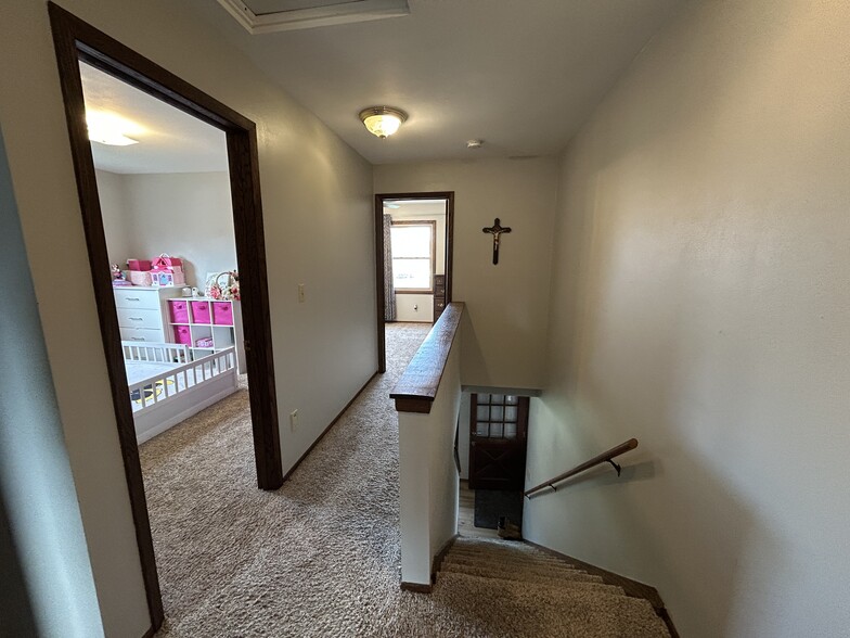 Upstairs hallway - 2711 Albany Ct