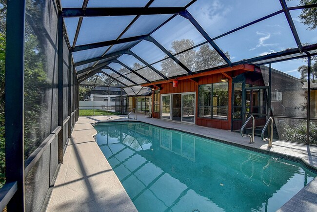 Building Photo - Luxurious 4 bedroom, 3 bath pool home.