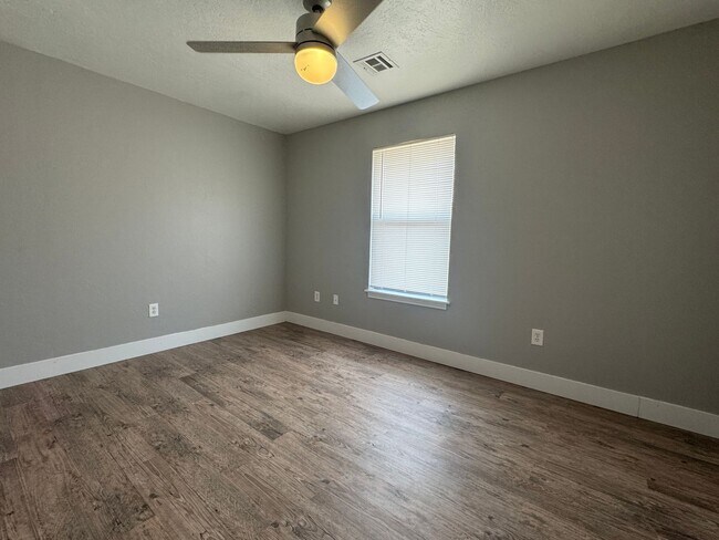 Building Photo - 1916 SW E Ave