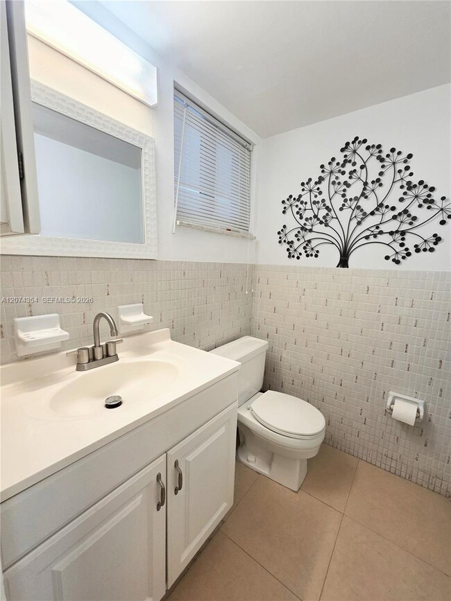Building Photo - 981 Hillcrest Ct
