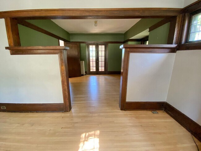 Building Photo - 2016-2018 E 6th Street