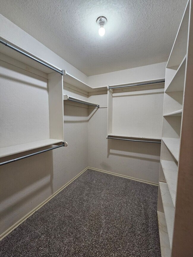 Building Photo - (3) Bed/(2) Bath Avail NOW! Storm Shelter!