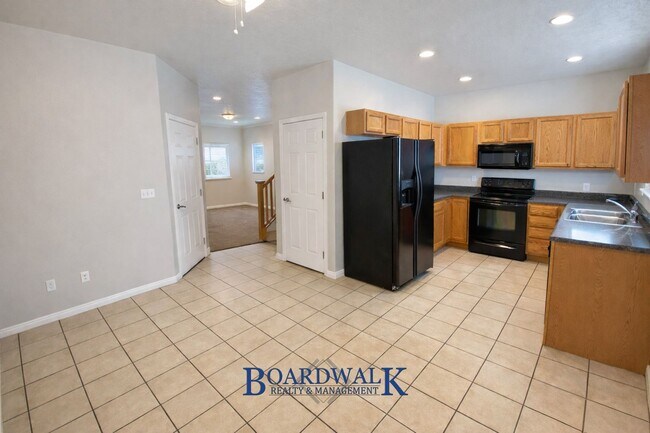 Building Photo - Beautiful 3 Bedroom Townhome End Unit in Draper!
