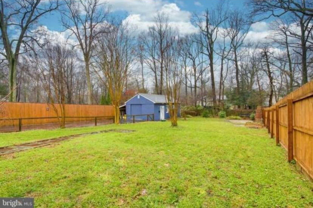 Building Photo - 302 Cedar Ln