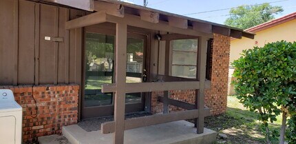 Building Photo - 2/1 recently remodeled close to Tech