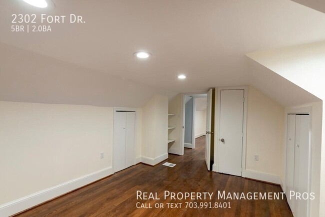 Building Photo - 2302 Fort Dr