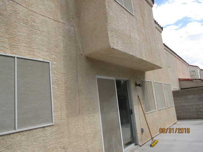 Building Photo - 1705 Encarta St