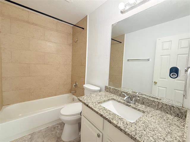 Building Photo - 1313 Baythorne Dr