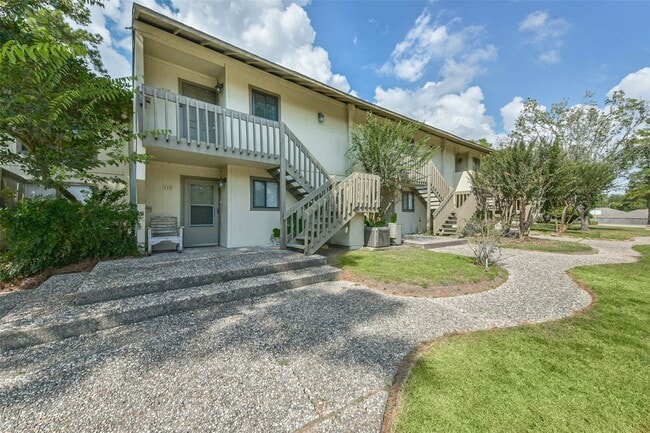 Building Photo - 15919 Golf Club Dr