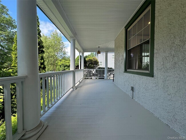 Building Photo - 27 Dosoris Way